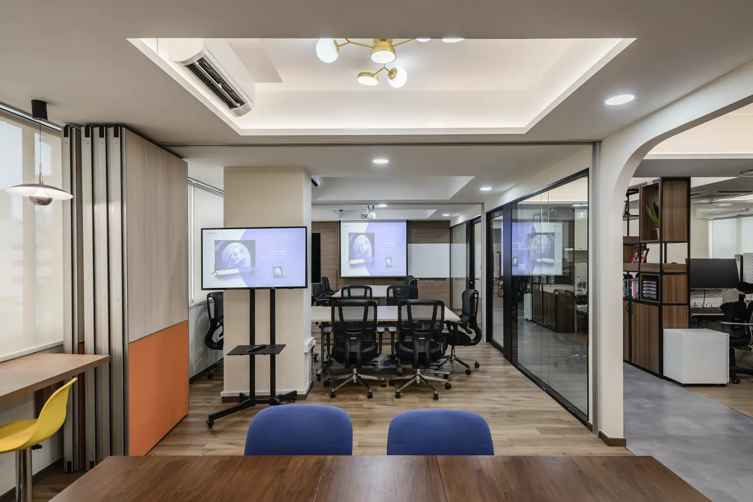 The flexible townhall area, open to the working floor